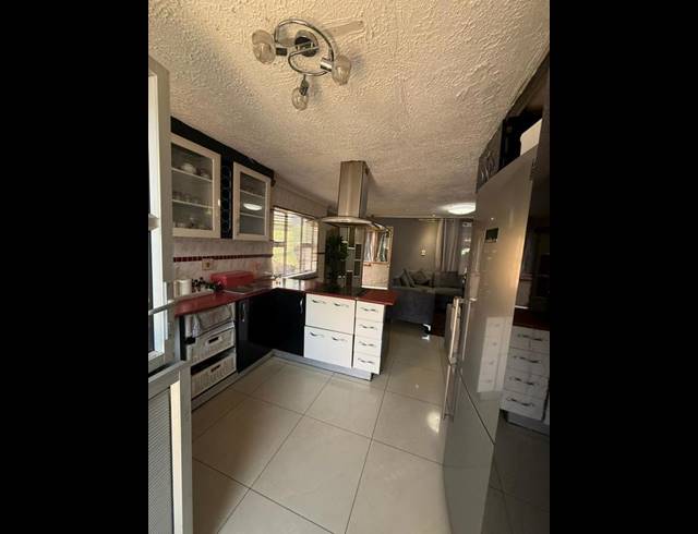 6 BEDROOM HOUSE FOR SALE IN NTUZUMA C